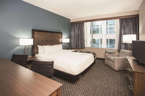 La Quinta Inn & Suites by Wyndham Chicago Downtown image 2
